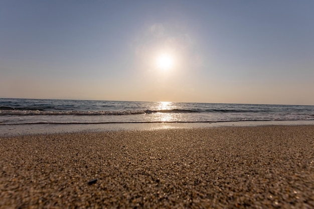 Een zonsondergang op het zeestrand