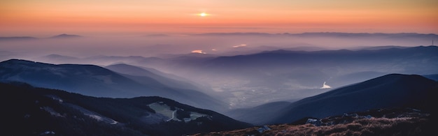 Een zonsondergang over de bergen