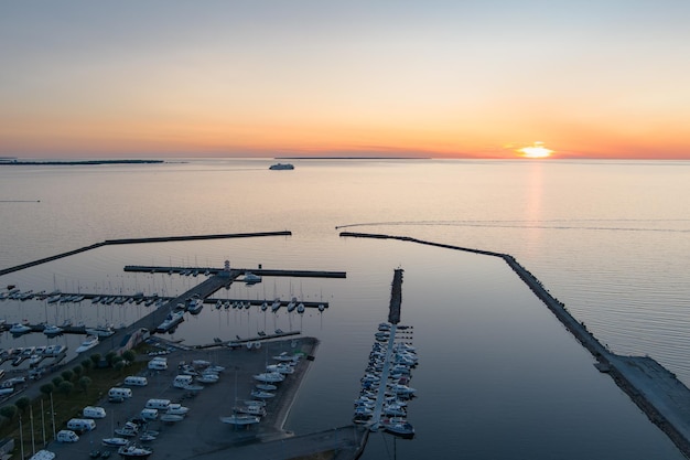 Een zonsondergang over de jachthaven en de zee