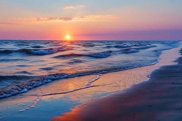 een zonsondergang over de oceaan met een roze zonsondergang op de achtergrond