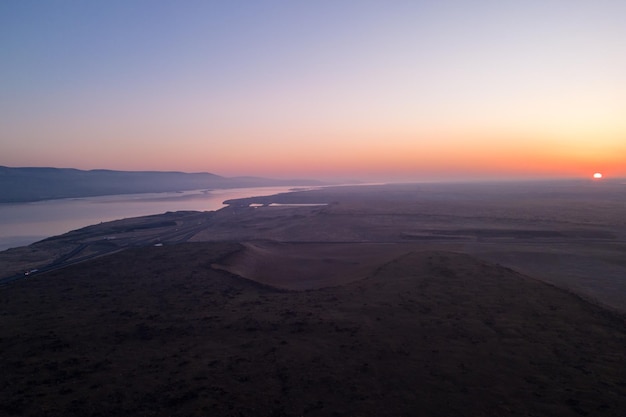 Een zonsondergang over de rivier in Oregon