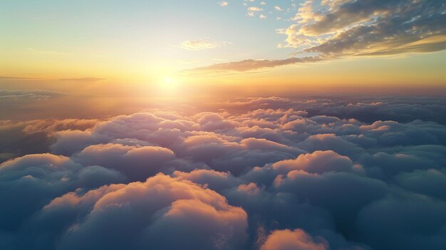 een zonsondergang over de wolken