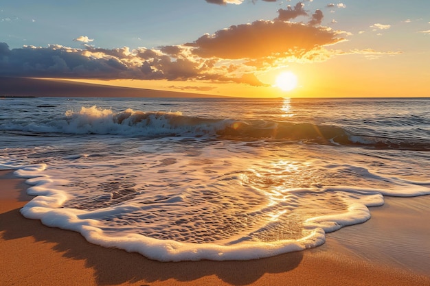 een zonsondergang over een strand met de zon achter de wolken