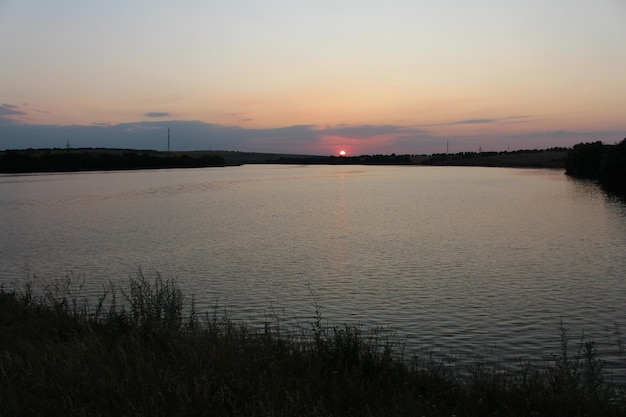 Een zonsondergang over een waterlichaam