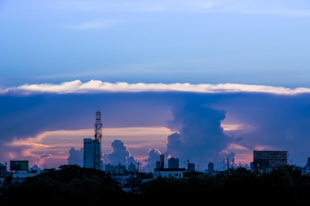 Een zonsondergangbeeld met een wolk verdeelt de lijn