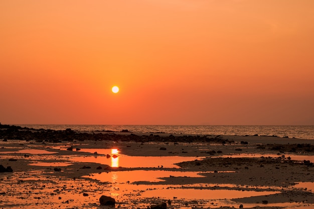 Een zonsopgang op thale waek van krabi