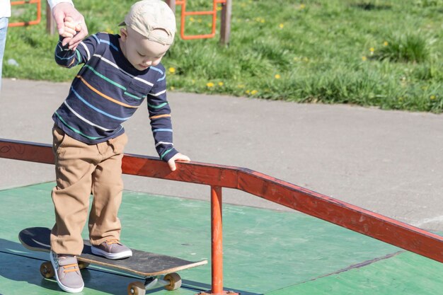 Een zorgzame en liefhebbende vader leert zijn driejarige zoon skateboarden