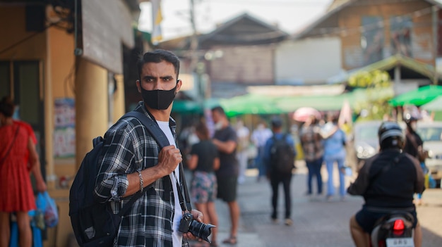 Een Zuid-Aziatische toerist wandelt vrolijk tijdens een lang weekend in Bangkok Thailand