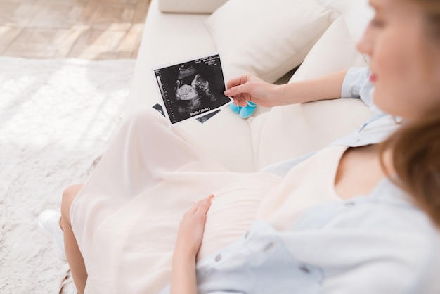 Een zwanger meisje heeft echografie resultaten.