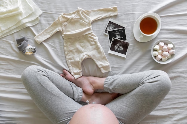 Foto een zwangere vrouw die in bed blijft