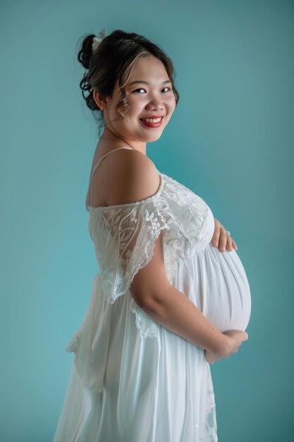 Foto een zwangere vrouw in een witte jurk poseert voor een foto