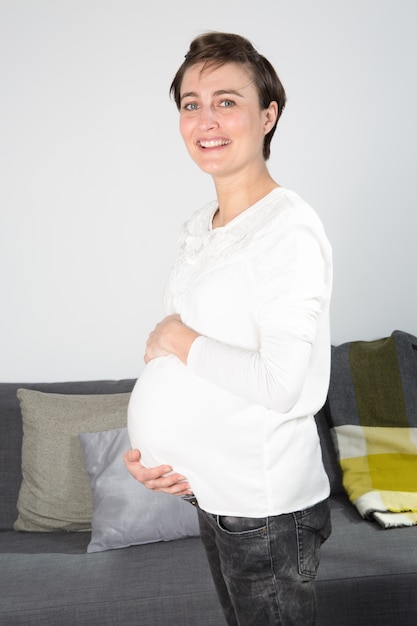 Een zwangere vrouw met een mooie buik
