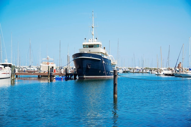 Een zwart jacht in de haven wacht De zee is kalm