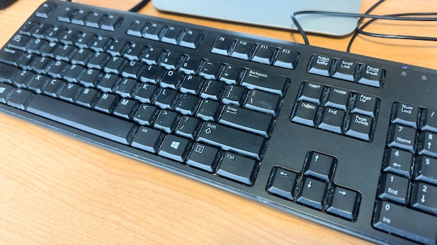 Een zwart toetsenbord met de letter e erop