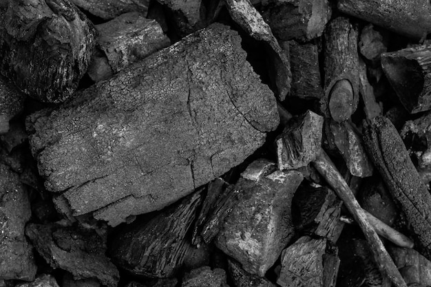Foto een zwart-wit afbeelding van een stapel hout met het woord steenkool erop.