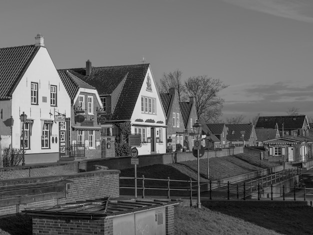 Foto een zwart-wit foto van een stad met een paar mensen die de straat op lopen