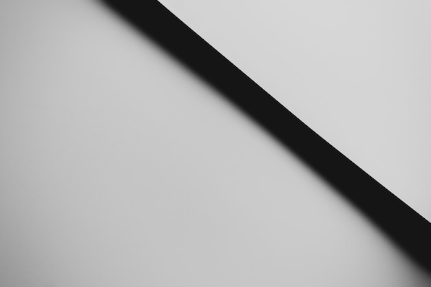 Een zwart-witte platte minimale achtergrond met schaduwen en kopie ruimte om te vullen met een bericht