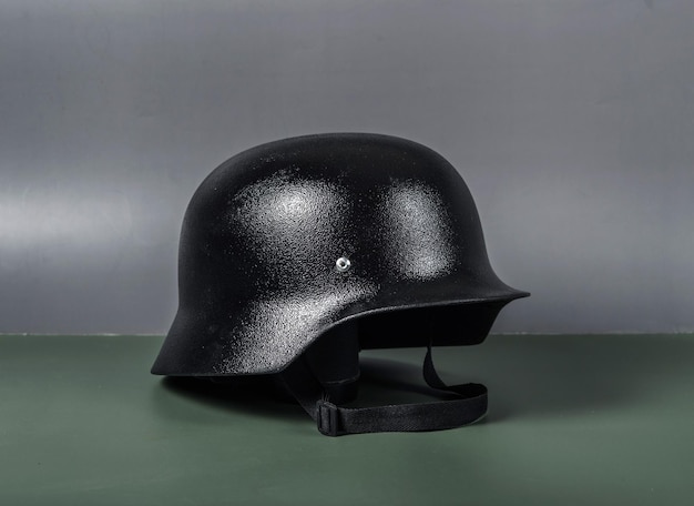 Foto een zwarte duitse helm met een witte stip op de voorkant