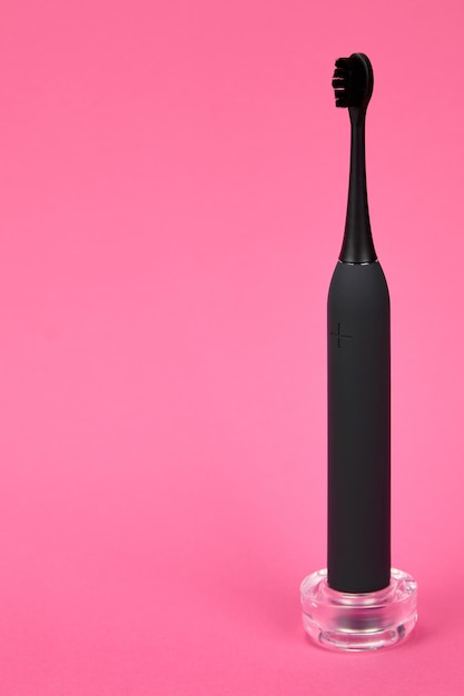 Foto een zwarte elektrische tandenborstel staat op een stand