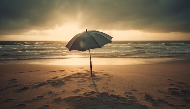 Een zwarte paraplu staat op een strand voor de oceaan.