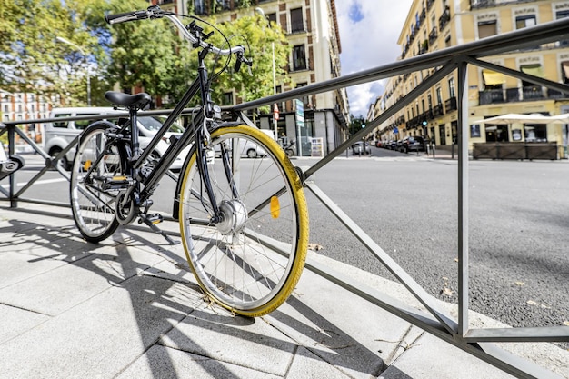 Een zwarte touringfiets met een gele bedekking