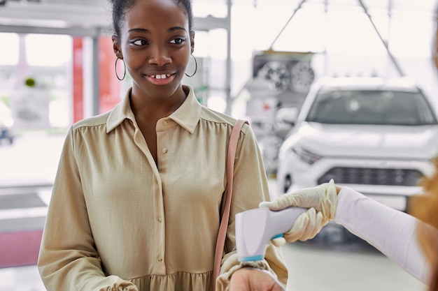 Een zwarte vrouw kwam een auto kopen bij de dealer