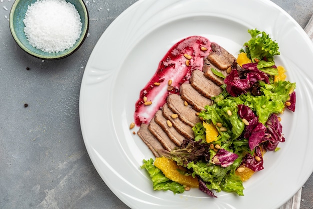 Eendenborstfiletsalade, Gezond en detoxvoedselconcept. Ketogeen dieet. bovenaanzicht. kopieer ruimte voor tekst