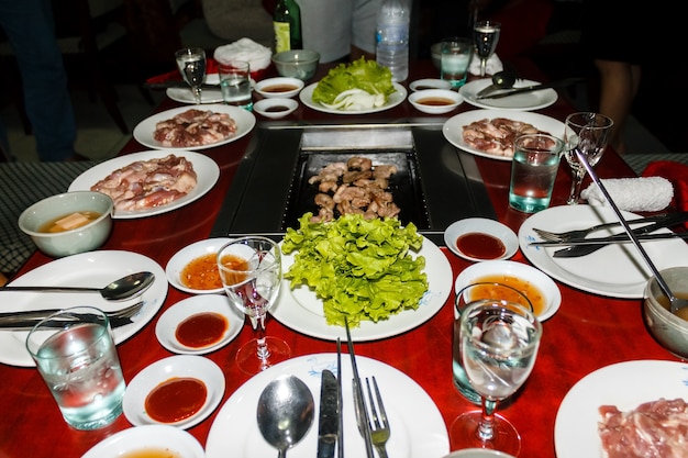 Eendenvlees koken in een pyongyang-restaurantlunch voor toeristenrestaurant in pyongyang, noord-korea