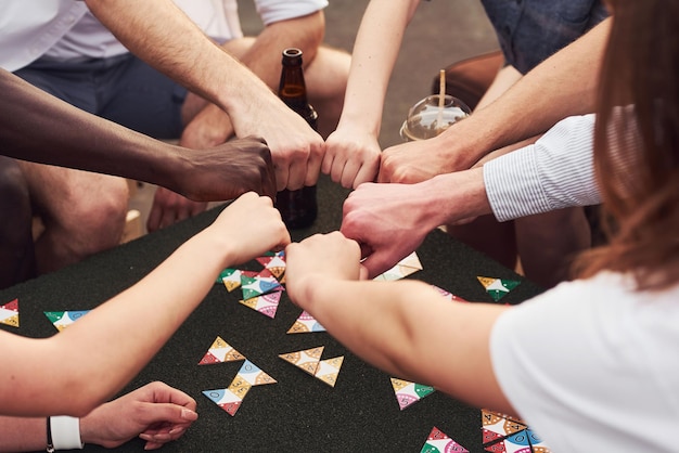 Eenheid van mensen Groep jongeren in vrijetijdskleding hebben overdag samen een feestje op het dak