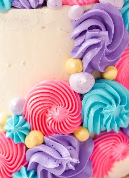 Eenhoorntaart gedecoreerd met multicolor buttercream icing.