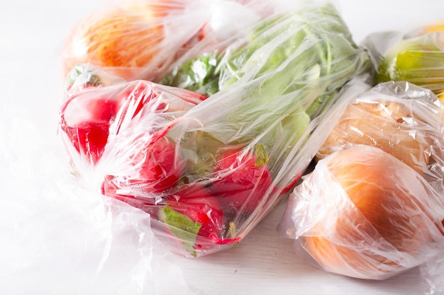 Eenmalig gebruik plastic afval uitgifte groenten en fruit in plastic zakken