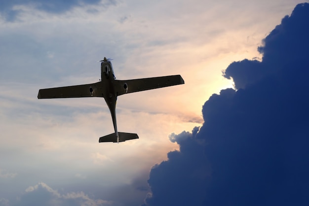 Foto eenmotorige lichte vliegtuigen die in de lucht vliegen