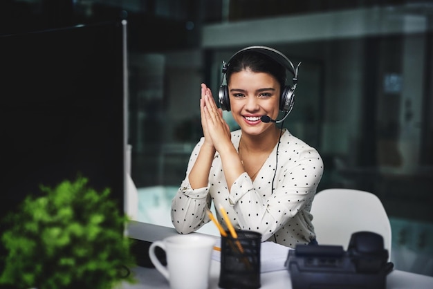 Eens kijken wie ik vandaag kan helpen Bijgesneden portret van een aantrekkelijke jonge zakenvrouw die laat aan het werk is in een callcenter