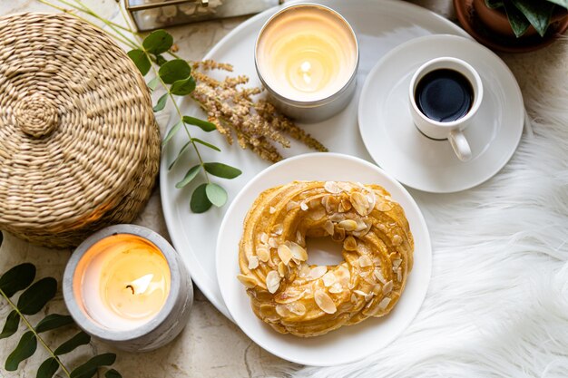 Eenvoudig echt ontbijt met koffie en custardcake op witte plaat