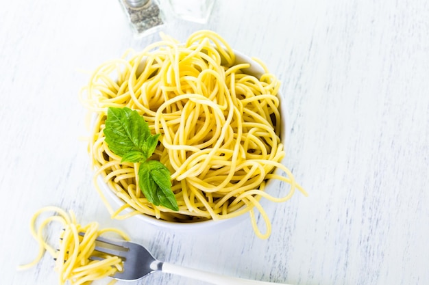 Eenvoudig gekookte spaghetti in een witte kom.