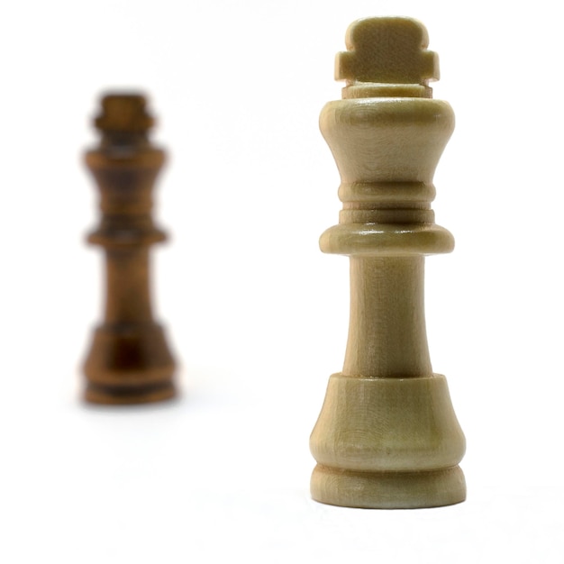 Eenvoudig houten schaken in verschillende posities geïsoleerd op een witte achtergrond