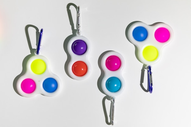 Foto eenvoudig kuiltje fidget speelgoed kleurrijke antistress spel geïsoleerd op een witte achtergrond