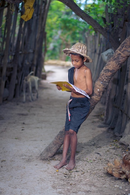 eenvoudig leven, plattelandsjongen die buiten een boek leest