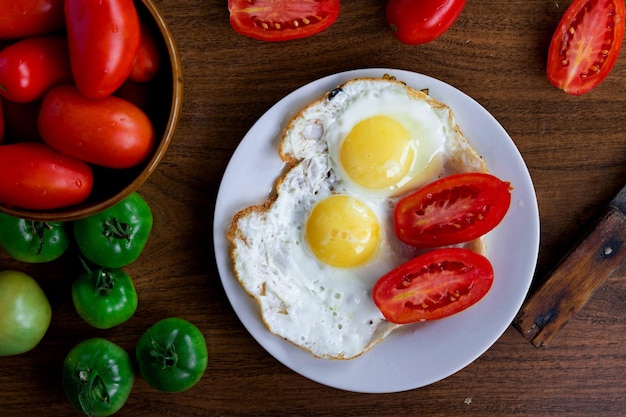 eenvoudig ontbijtgerecht twee eieren en tomaten