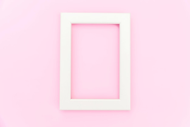 Foto eenvoudig ontwerpen met leeg roze frame geïsoleerd op roze pastel kleurrijke achtergrond bovenaanzicht plat lag co...