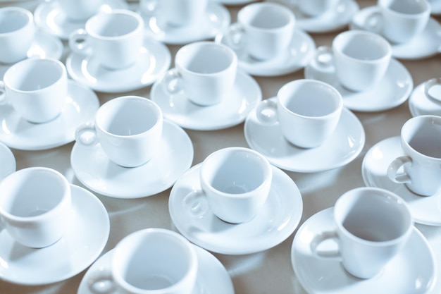 Eenvoudig patroon gemaakt van lege kopjes koffie in het restaurant buffet