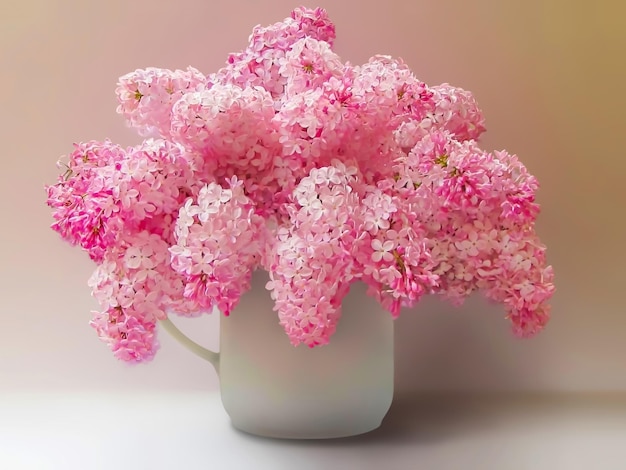 Foto eenvoudig stilleven met roze lila's in een witte vaas op een witte achtergrond