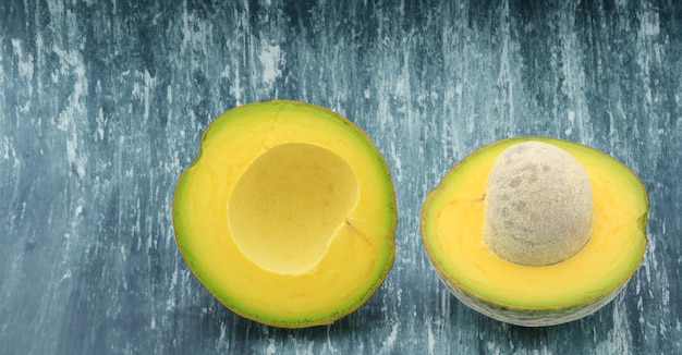 Eenvoudige avocado geïsoleerd op wit