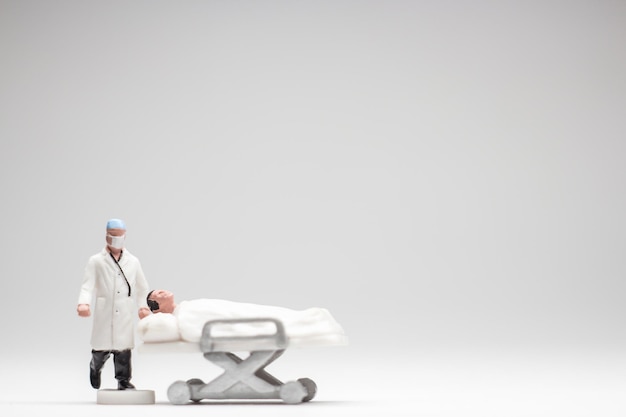 Eenvoudige conceptuele foto Minifiguur artsen en verpleegsters minifiguur evacuatie van geïnfecteerde patiënten