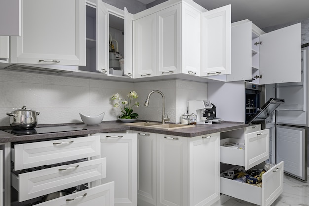 Eenvoudige en luxe moderne witte keuken interieur