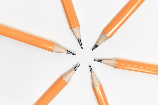 Eenvoudige geslepen potloden gevouwen in een cirkel. foto met een kopie-ruimte.