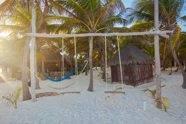 Eenvoudige houten schommel in een mooi hotel op een exotisch strand