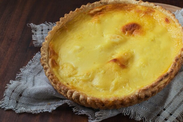 Eenvoudige huisgemaakte cake met roomkaas en vla op linnen servet