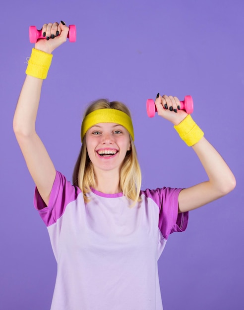 Eenvoudige oefeningen met halters training met halters biceps-oefeningen voor vrouwen stap voor stap gids meisje houdt halters draag polsbandjes sport- en fitnessconcept vrouw oefenen met halters