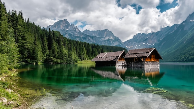 Eenzaam huis aan de oever van een meer in de bergen